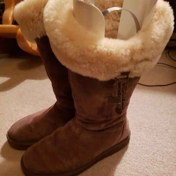 UGG Plumdale Charm Boots - like new - Picture 1 of 8